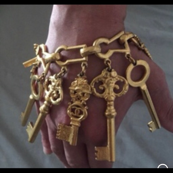 Vintage Authentic CHANEL Skeleton key bracelet - Picture 4 of 6